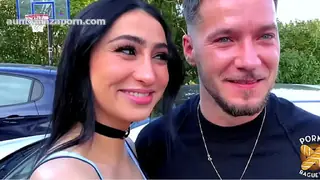 Amateur Pam et Didi, deux bombes, se partagent une bite - 4K Tape