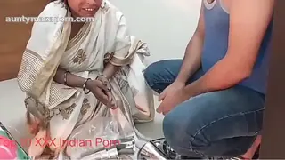 Amateur Poor bagger women fucked by owner only for Rs100 Infront of her Husband!! Viral Sex - Weekend Getaway